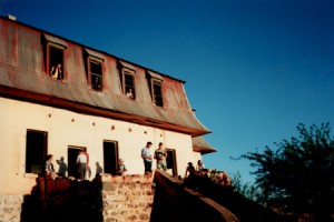 The Neu Heusis (or spookhuis, meaning ghost house) is an old abandoned house 30 kilometres west of Windhoek frequently visited for sundowners